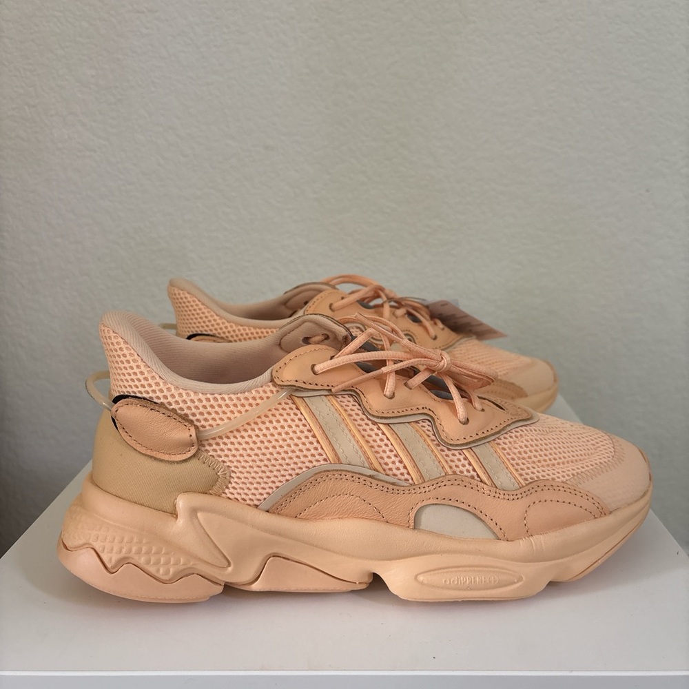 Adidas Ozweego W in Soft Peach